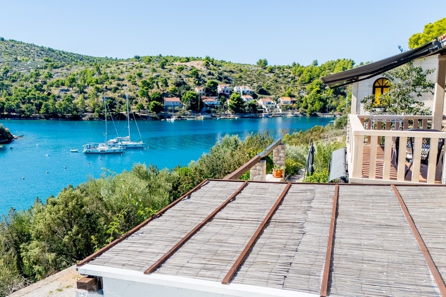 Meerblick von dem Balkon des Hauses H3830 auf Brac in Kroatien.