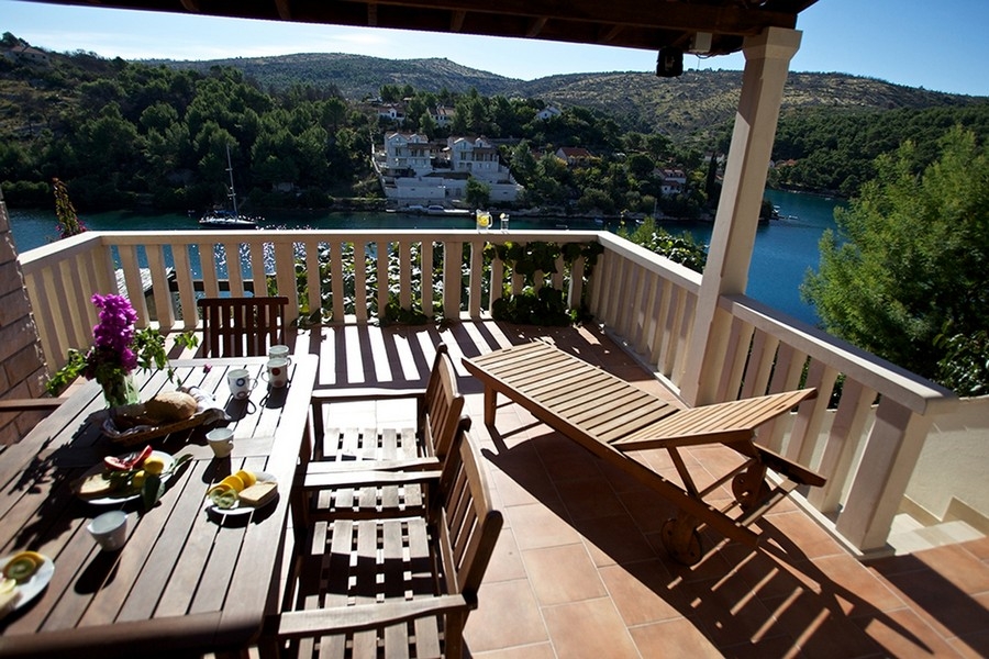 Große Terrasse mit Sitzbereich und Blick auf Bucht