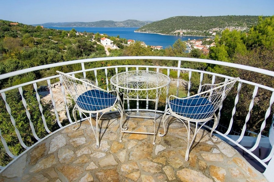 Meerblick vom Balkon des Hauses H3832 bei Trogir in Kroatien.