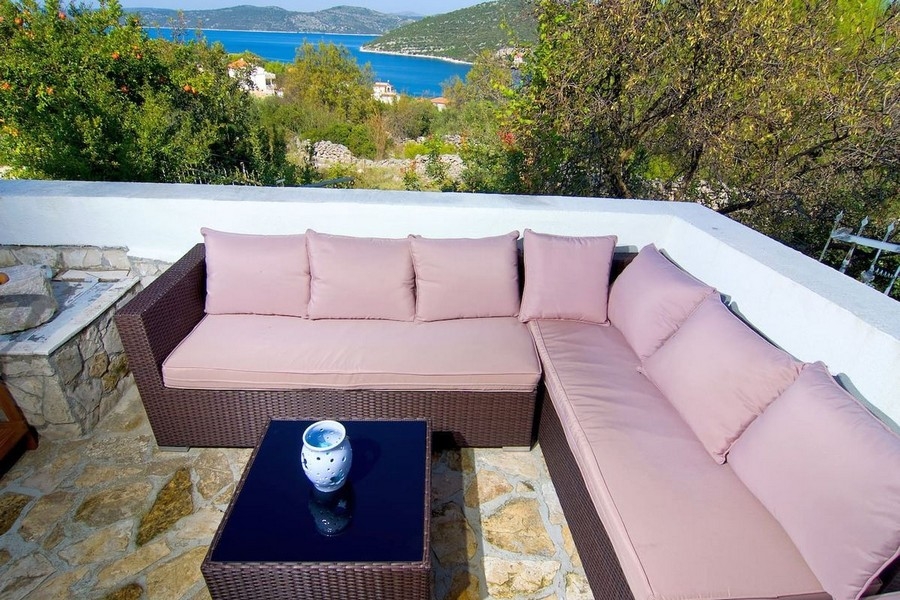 Terrasse mit Sitzlounge und Meerblick