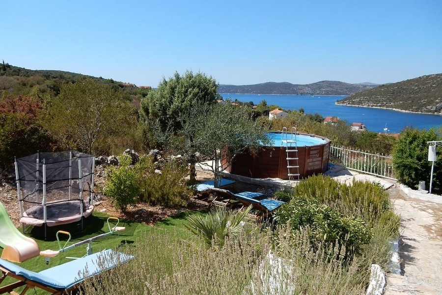 Garten mit Pool und Meerblick