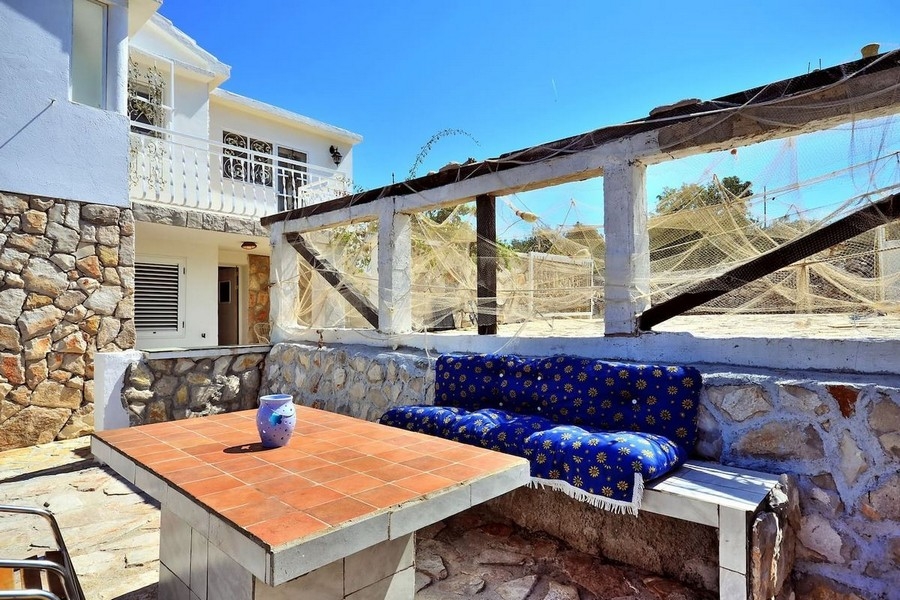 Terrasse mit Sitzbereich am Haus