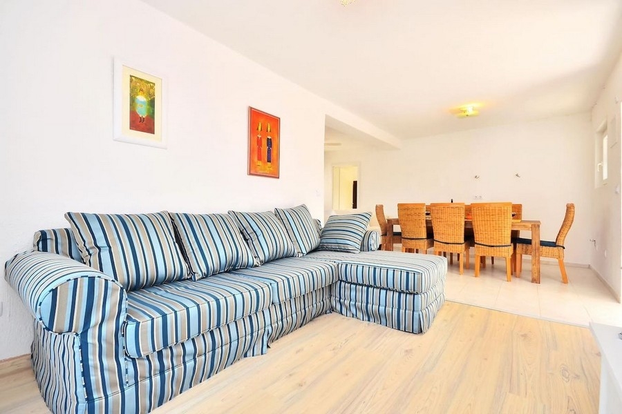 Wohnzimmer mit Sofa und Wohnbereich