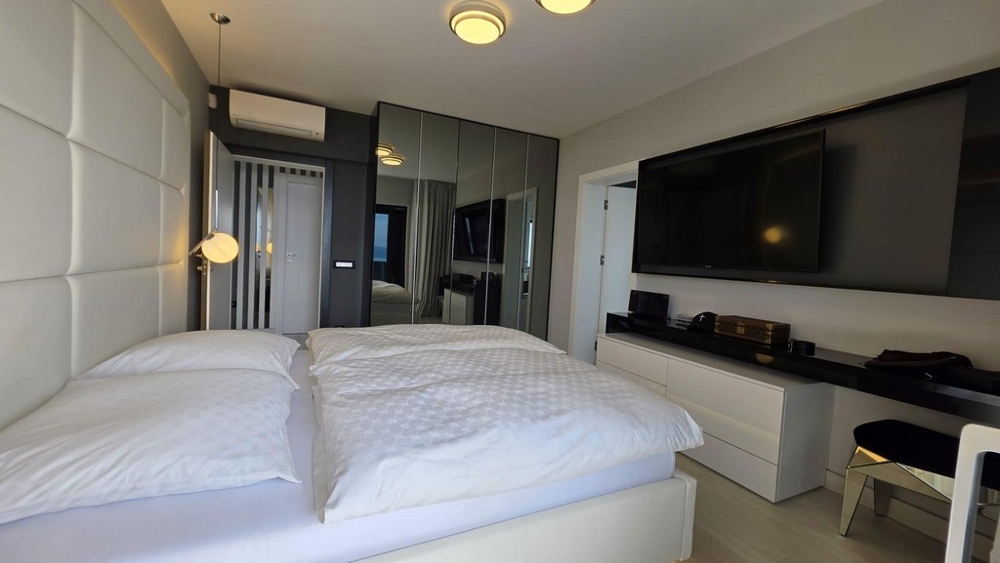 Schlafzimmer mit Meerblick und Zugang zur Terrasse