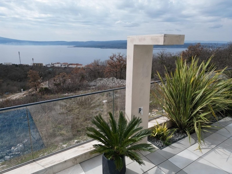  Meerblick und Außendusche der Luxusvilla H3833 in Crikvenica, Kvarner Bucht.