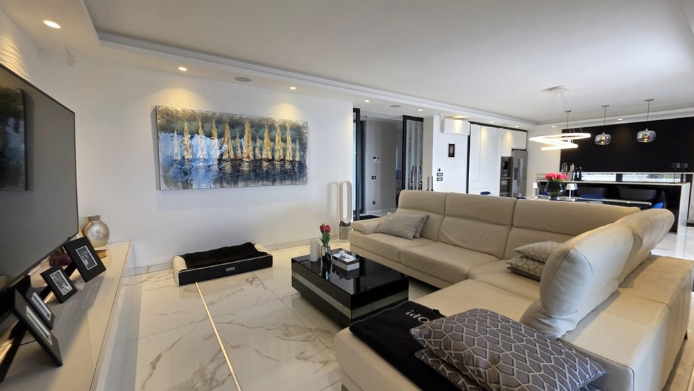 Wohnzimmer mit Sofa und moderner Innenausstattung