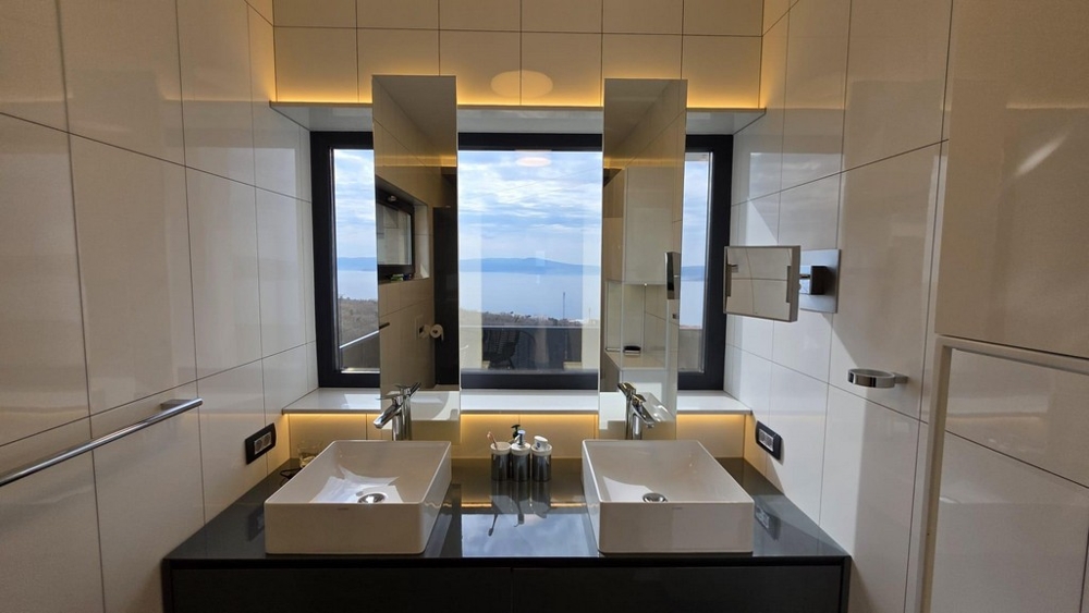 Badezimmer mit Doppelwaschbecken und Meerblick