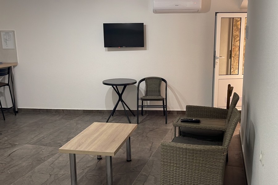 Wohnbereich mit Sessel und TV im Appartement in Kroatien