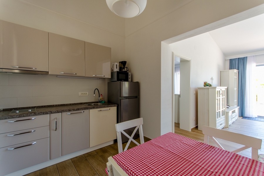 Küche mit Essbereich und Blick ins Wohnzimmer
