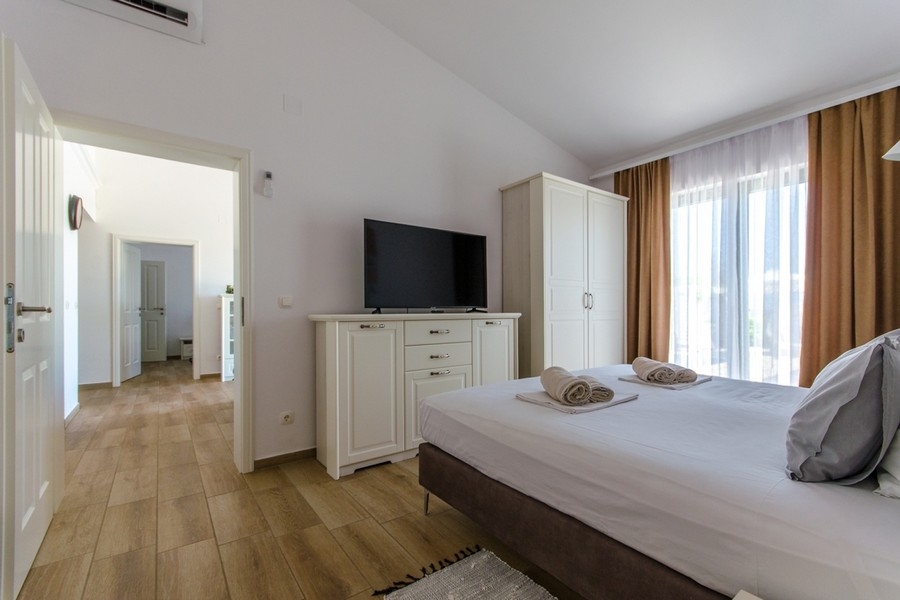 Schlafzimmer mit Doppelbett und Balkonzugang