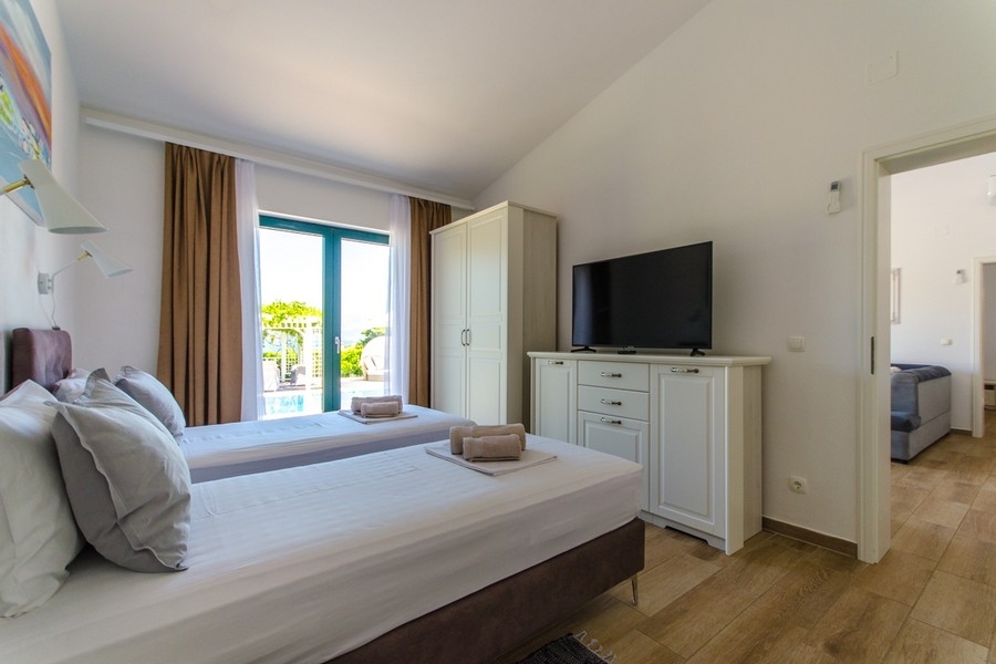 Schlafzimmer mit zwei Einzelbetten und Blick zur Terrasse