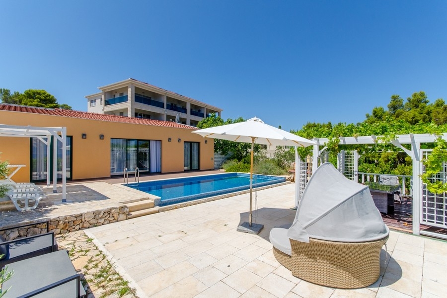 Villa mit Swimmingpool und Sonnenterrasse auf Brac