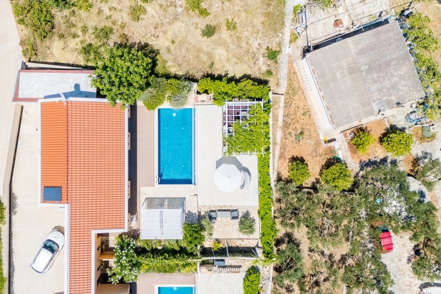 Luftaufnahme der Villa mit Pool und Garten in Kroatien