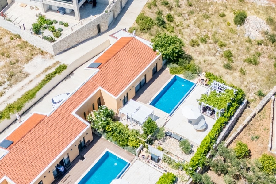 Luftaufnahme der Villa mit zwei Swimmingpools und Terrassen