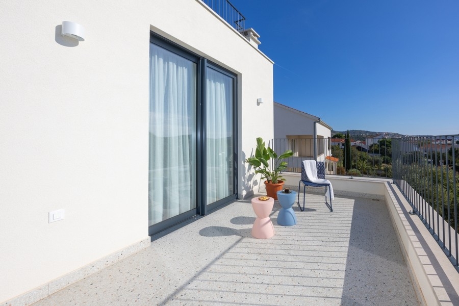 Terrasse im Obergeschoss mit Sitzgelegenheit