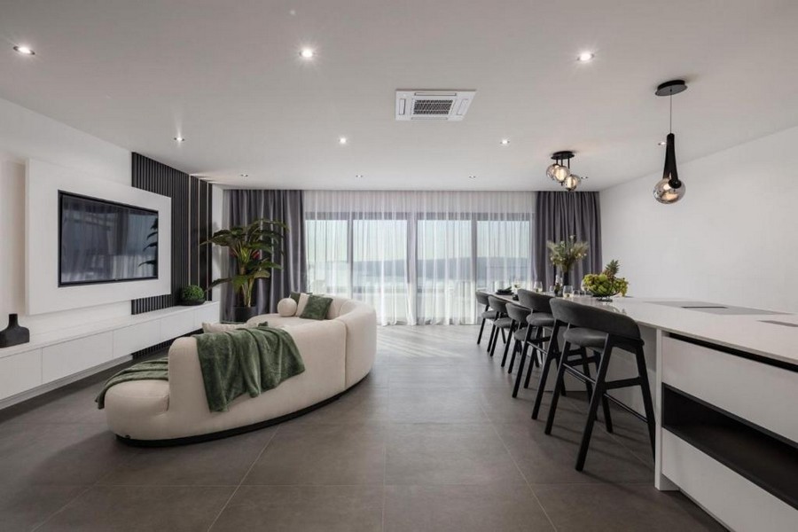 Offener Wohnraum mit Küche und großer Fensterfront