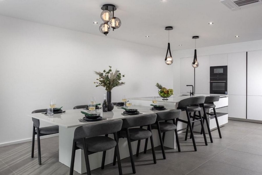 Essbereich und Küche in moderner Villa