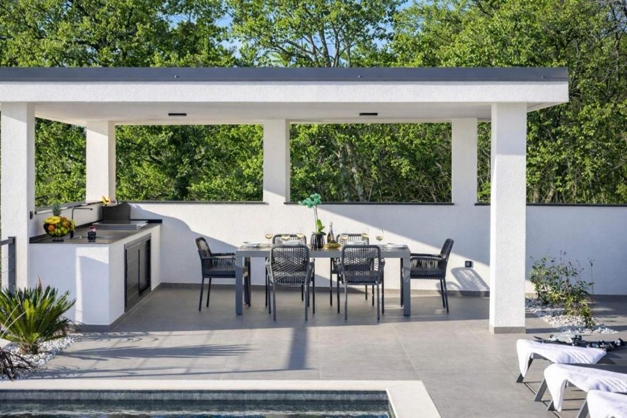 Poolbereich der zum Verkauf stehenden Villa H3838, Kroatien.