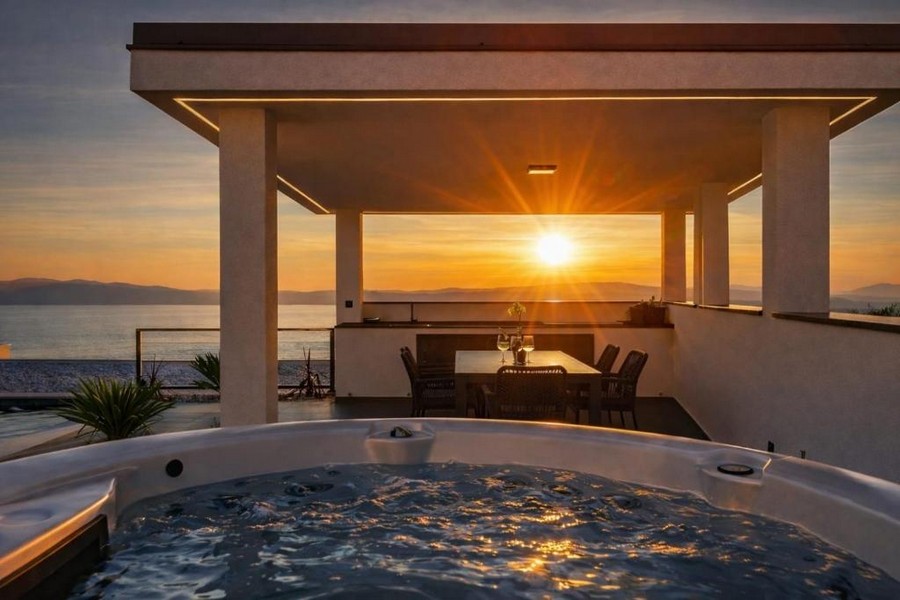 Jacuzzi auf Dachterrasse mit Meerblick bei Sonnenuntergang