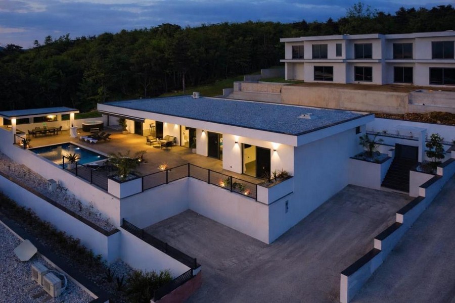 Moderne Villa mit Poolterrasse und Meerblick in Crikvenica