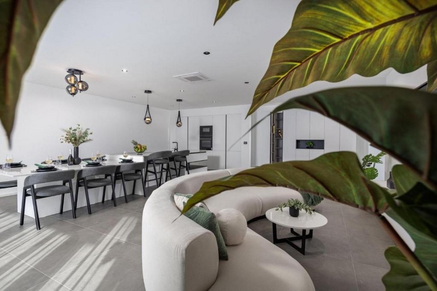 Moderne Küche mit Wohnbereich und Meerblick