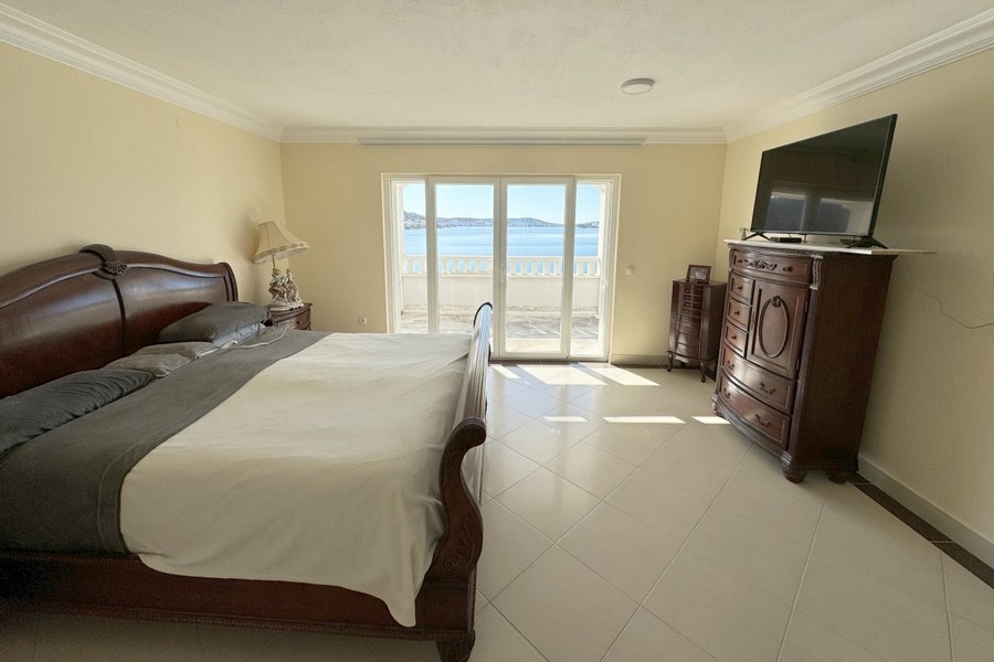 Schlafzimmer mit Balkon und Blick auf das Meer