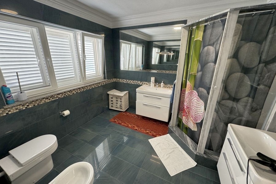 Badezimmer mit Dusche und Fenster