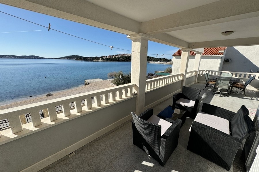 Terrasse mit Meerblick in erster Reihe zum Meer in Rogoznica