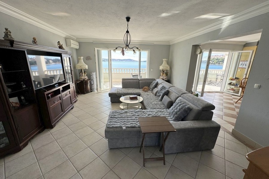 Wohnzimmer mit Panoramablick auf das Meer und Zugang zur Terrasse