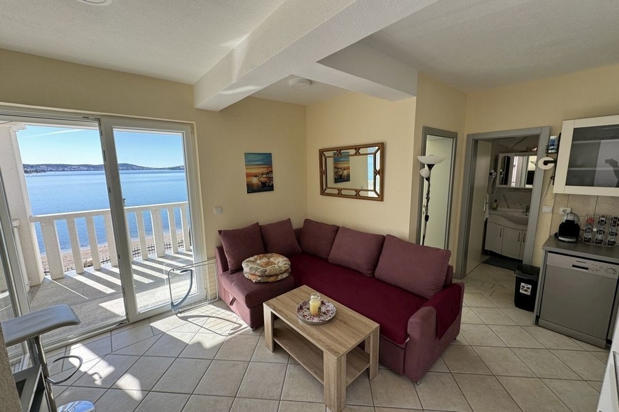 Studio-Apartment mit Sofa und Balkon mit Meerblick
