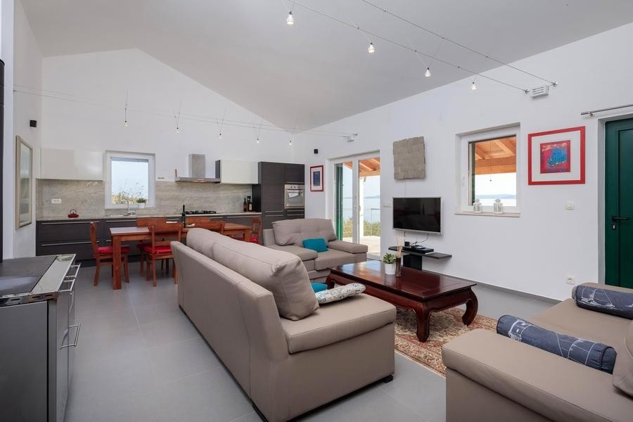 Wohnzimmer mit Küche und Meerblick