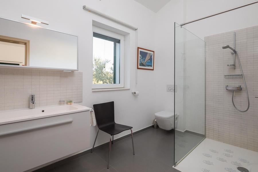 Modernes Badezimmer mit Dusche