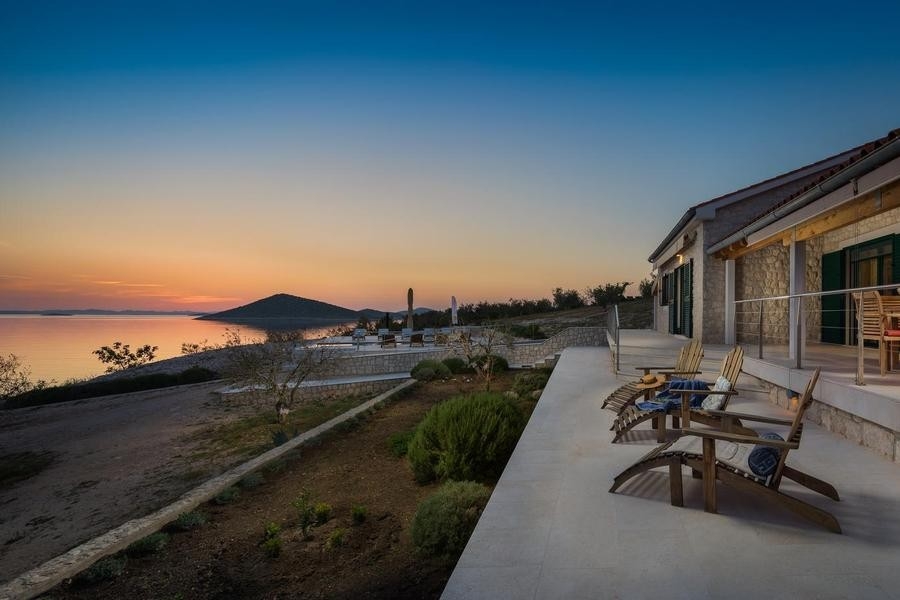 Terrasse der Villa mit Meerblick bei Sonnenuntergang