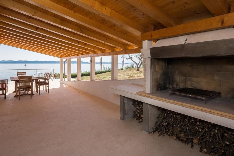 Überdachter Barbecue Bereich mit Blick auf das Meer