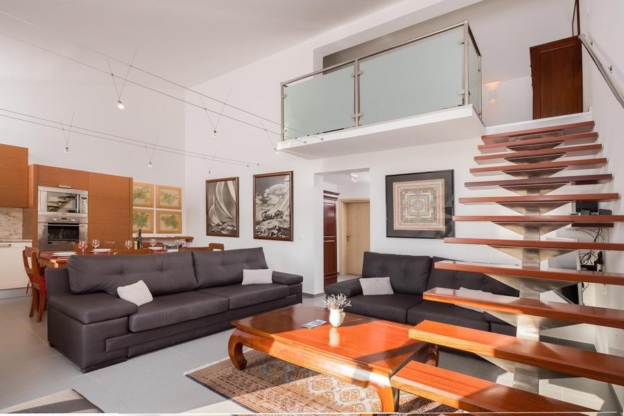 Offener Wohnbereich mit Küche und Galerie