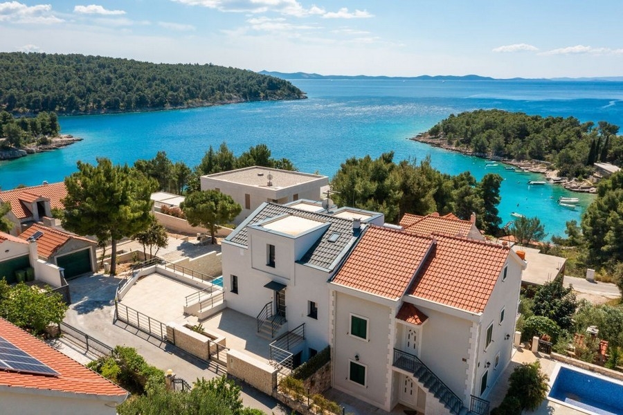 Moderne Villa nahe dem Meeresufer auf der Insel Brac in Kroatien zum Kauf - Panorama Scouting.