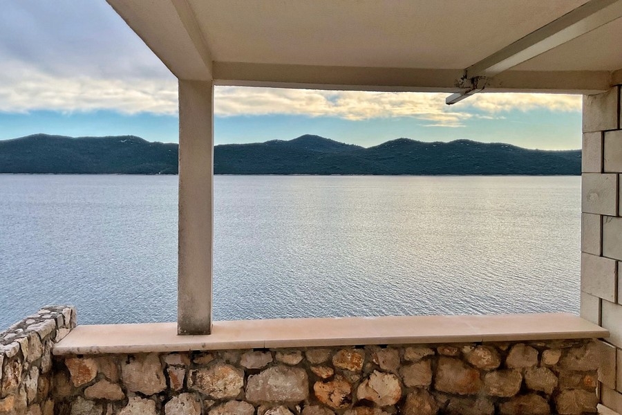 Terrasse mit Meerblick in erster Reihe zum Meeresufer