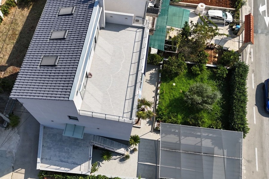 Luftaufnahme Haus mit Garten und Stellplätzen nahe dem Meer in Marina