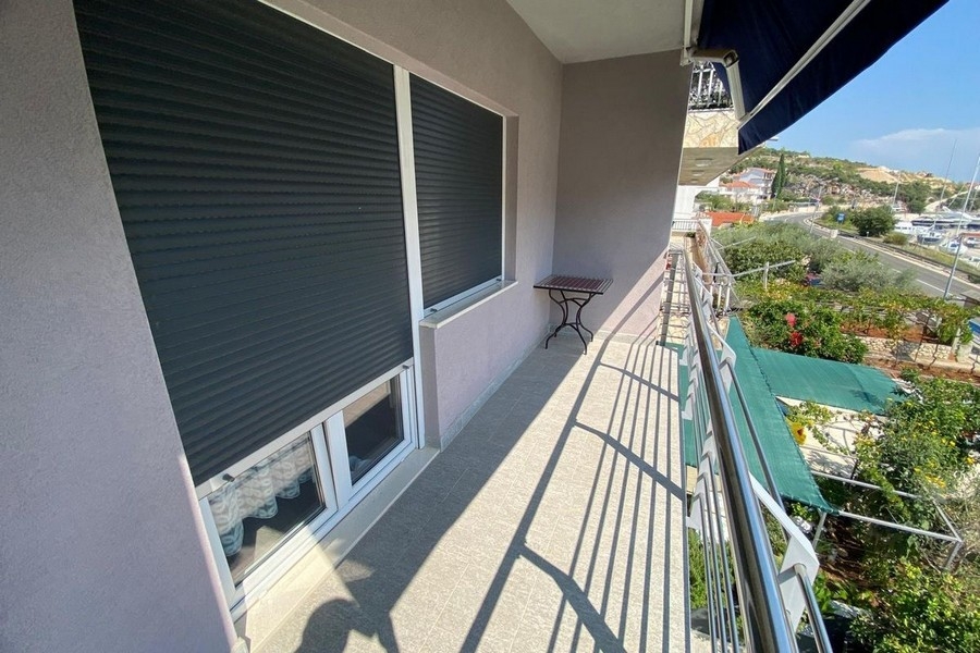 Balkon mit Blick auf Meer und Küstenlandschaft in Marina