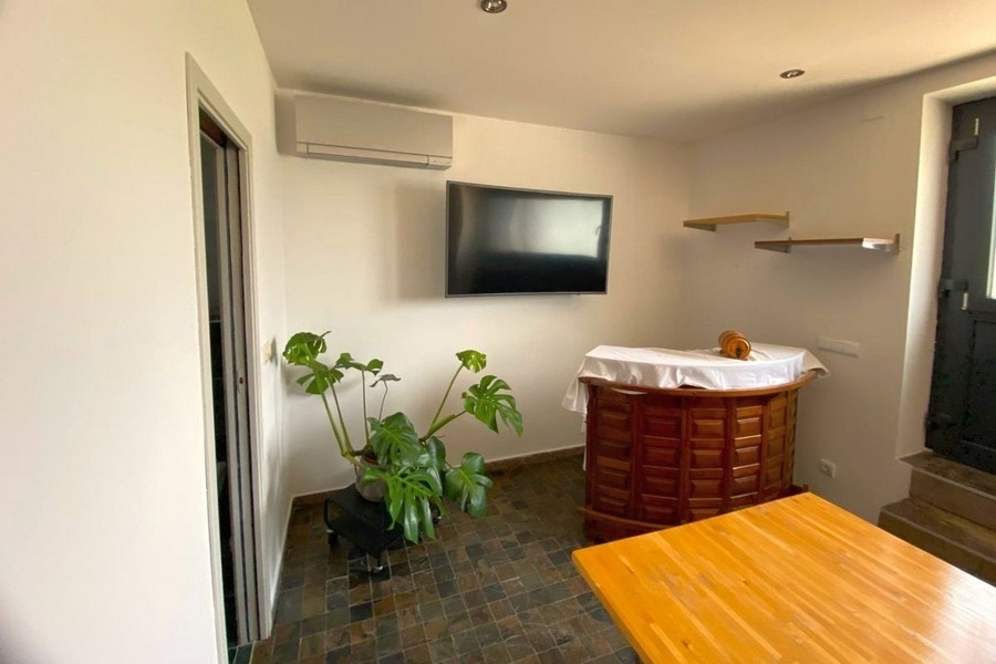 Wohnbereich mit Bar und Sitzbereich im Haus in Marina