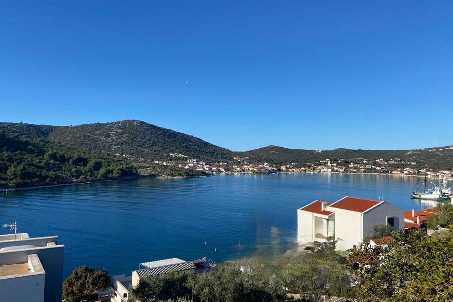 Bungalow mit Meerblick zum Verkauf bei Trogir in Kroatien.