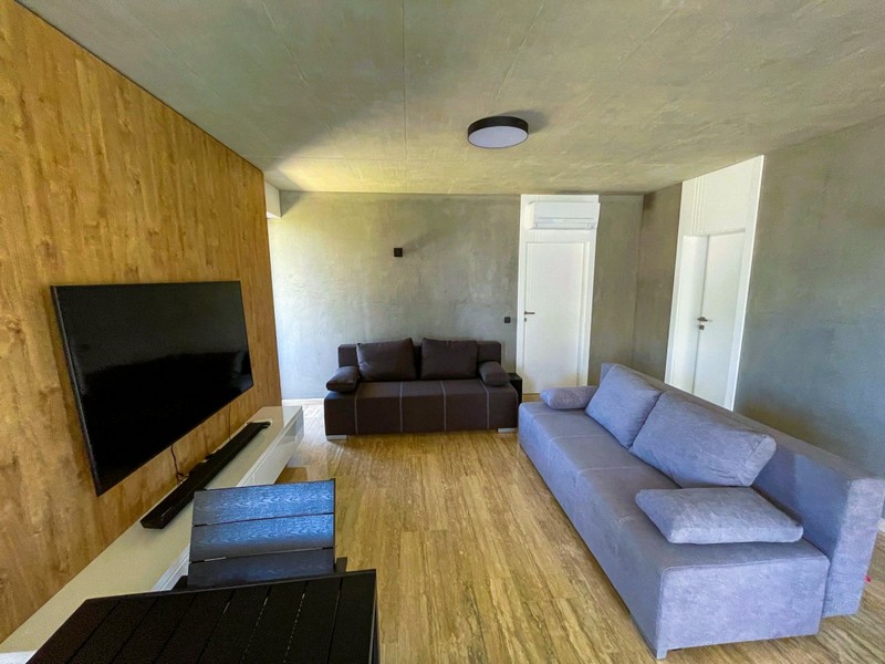 Wohnzimmer mit Sofa und Klimaanlage 