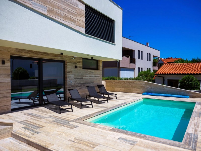 Swimmingpool und Villa H3846 in Kroatien bei Privlaka.