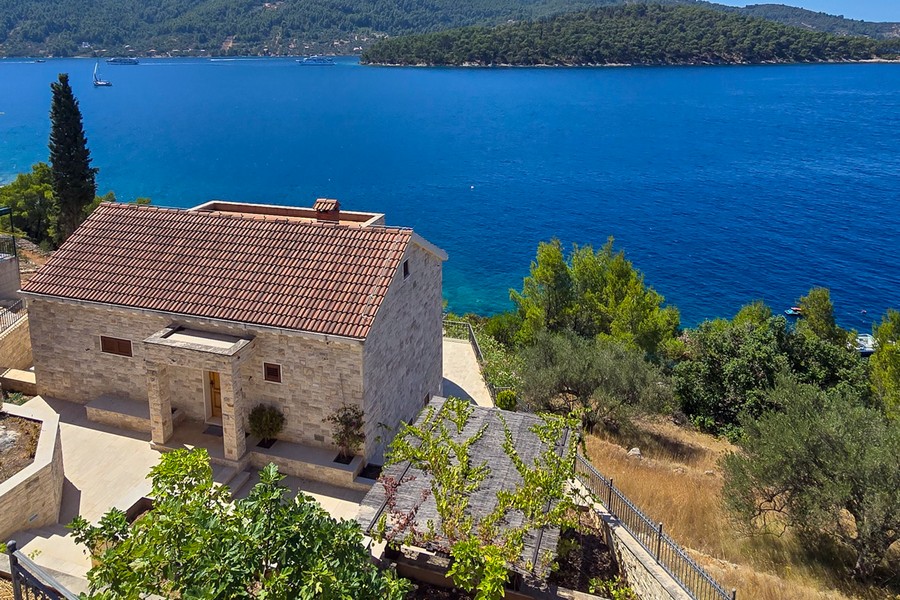 Terrasse und Poolbereich der Villa mit direktem Zugang zur Küste