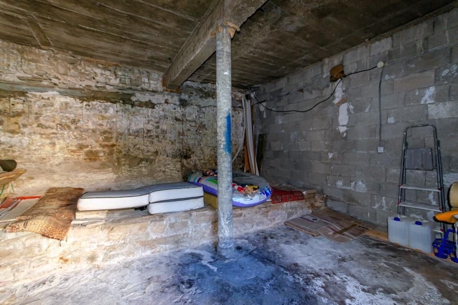 Taverne im Erdgeschoss mit Natursteinwänden - zur Renovierung