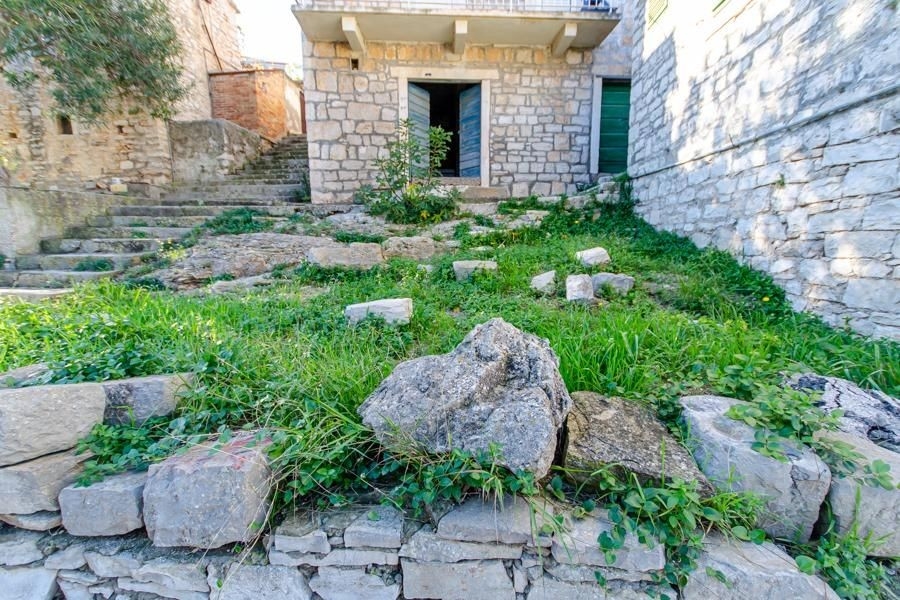 Der Garten vor dem Gebäude gehört zum Angebot.