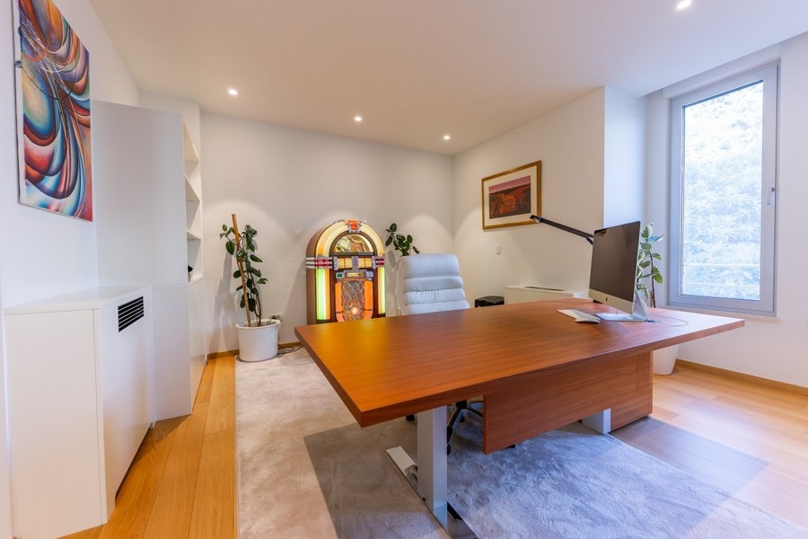 Arbeitszimmer mit Schreibtisch und moderner Ausstattung