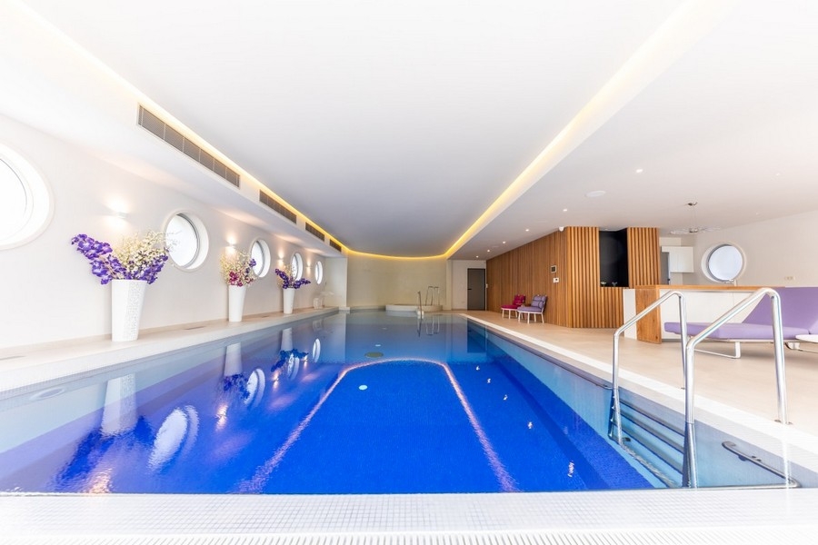 Indoor-Pool im exklusiven Wellnessbereich