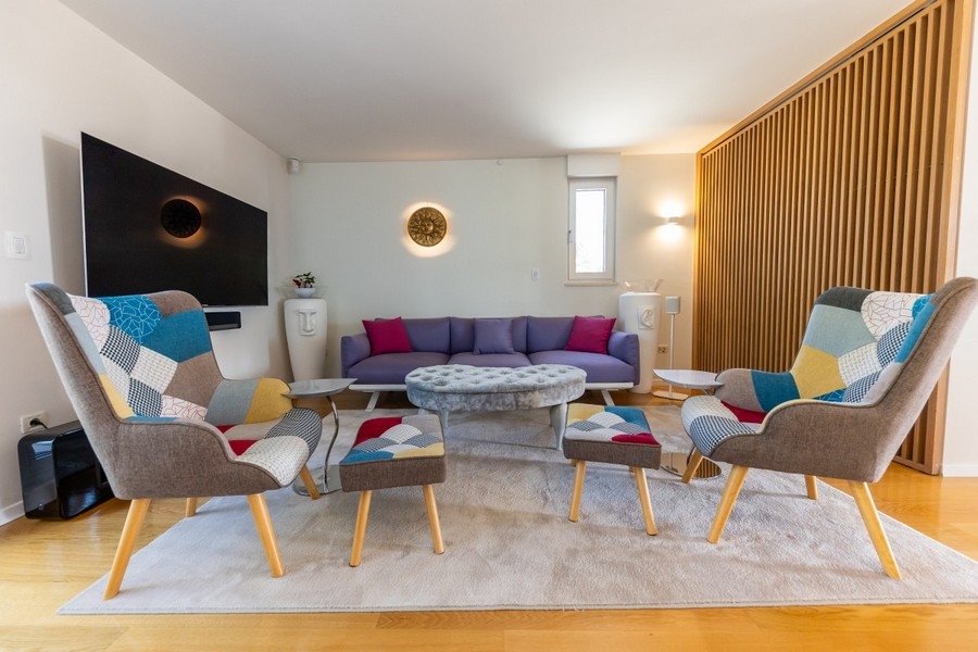 Gemütlicher Loungebereich mit Designsesseln