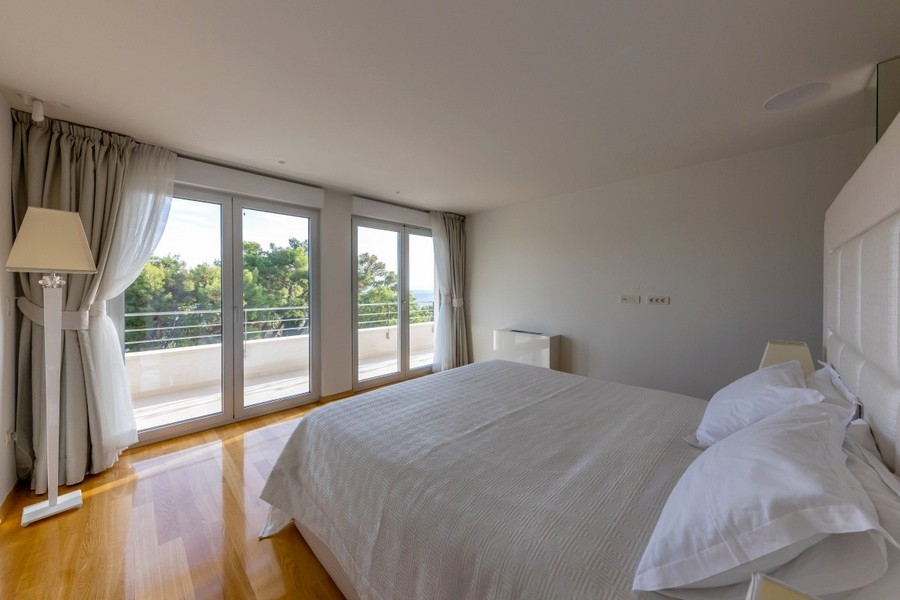 Schlafzimmer mit Balkon und Blick ins Grüne